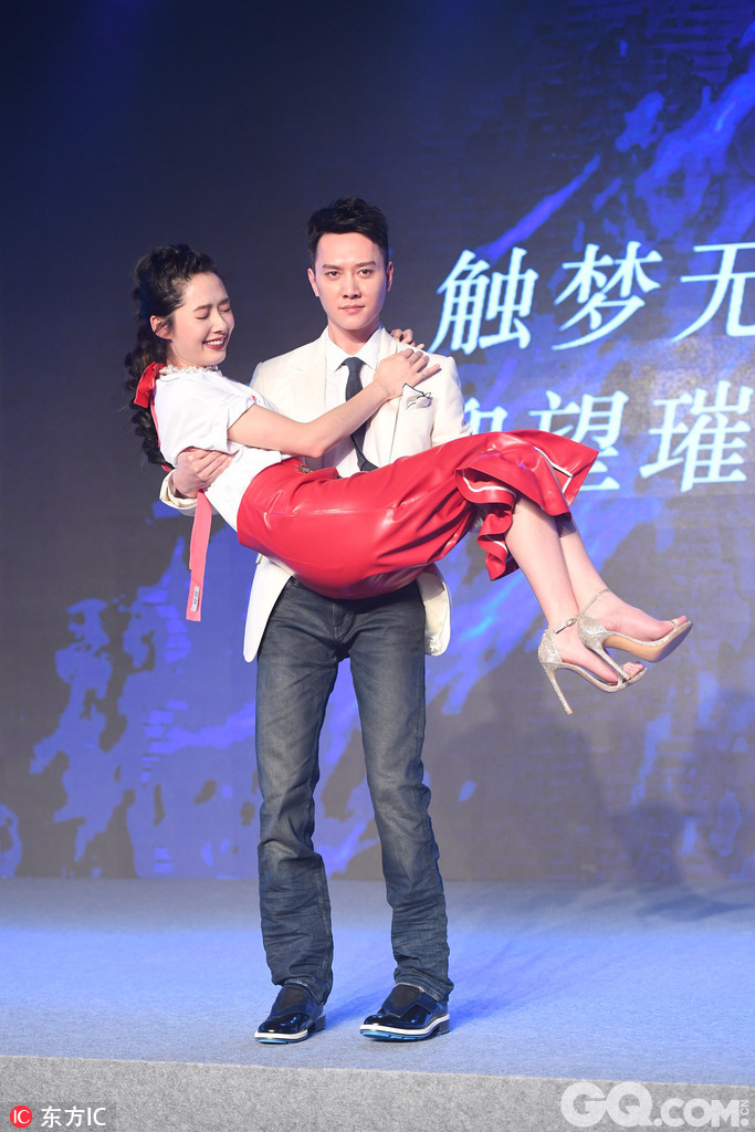 冯绍峰与郭碧婷拍摄电视剧《那片星空那片海》相识，该片正在上映中。