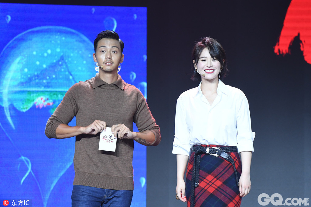 北京，陈伟霆、马思纯出席电视剧《橙红年代》开机发布会。 