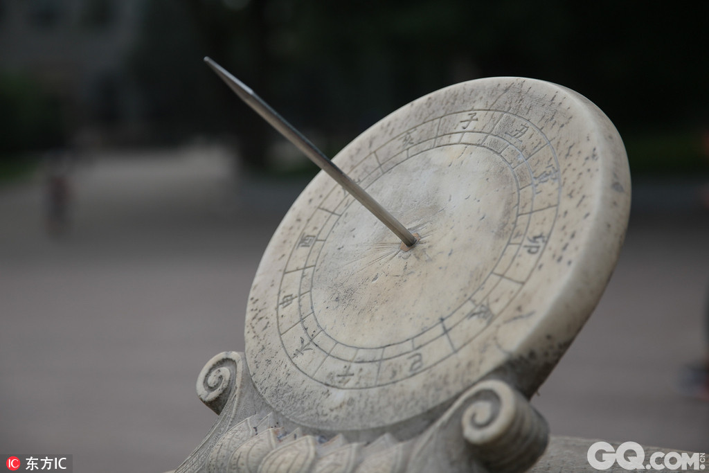 清华大学大礼堂前日晷遭人刻字，现已被修复。据一位导游介绍，前天有游客在日晷上刻字，昨天校方已对刻字进行打磨修复。