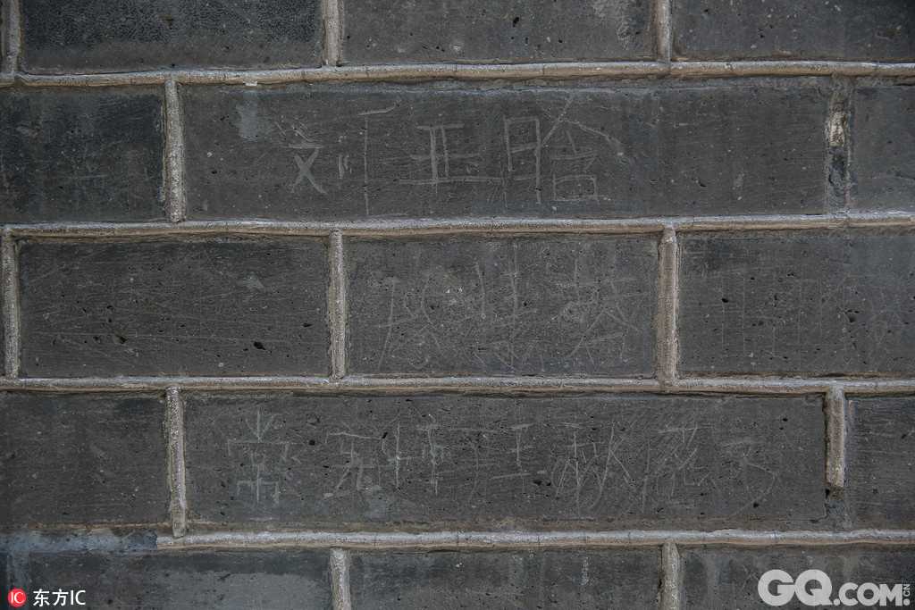 前日，清华大学二校门被有人刻字“皇上我来了”，目前已被修复，刻字地方新刷的白漆非常显眼。除了这处，在二校门其他位置还保留着很多刻字。 