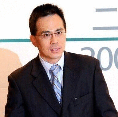 李泽钜其父李嘉诚，现任长江实业集团有限公司董事局主席兼总经理。