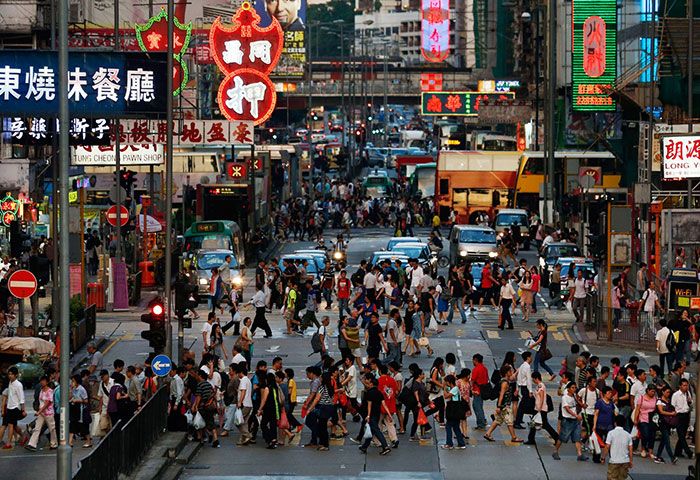 每个上班族的一天往往都是由挤公交地铁开始。仅以北京为例，自2007年至今的七年内，北京地铁运送人数增长了3.6倍，客流量巨大，高峰时段日均能突破千万人次。其实这样拥挤繁忙的公共交通线路在世界各地都在重复上演，下面一起来了解一下世界各地的通勤状况吧