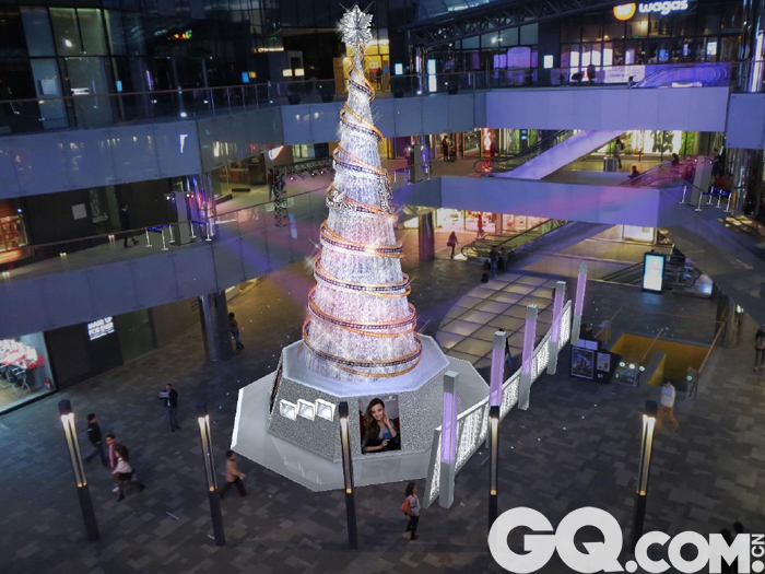 每一年的圣诞节，施华洛世奇都会在世界最时尚的城市地标搭建风格各异的圣诞树，这已成为每年圣诞节的亮点与热门话题。今年，施华洛世奇将圣诞树带到北京三里屯太古里南、北两个广场，打造多重惊喜。