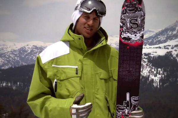 近日，滑雪运动员科迪·汤森（Cody Townsend）在近乎垂直的阿拉斯加Tordrillo山脉完成高难度的滑雪视频曝光。当时穿过的缝隙非常狭小，汤森自己说：“这是我做过的最可怕的事情。”