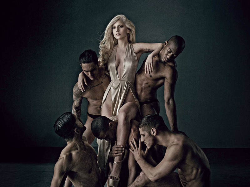 Lady Gaga凭借其个人香水FAME和Eau De Gaga成为首位仅以2支香水就突破五十亿销量的女艺人。最近的统计数据，FAME总销量为64,000,000支，而今年刚发布的Eau De Gaga总销量也有27,000,000支。这么傲人的成绩让人不得不佩服GA姐的影响力。
其实，不光是女星，有很多男星也都代言过香水，诸如好莱坞大腕布拉德·皮特、流行天王贾斯汀·汀布莱克等，销量也都很不错。这里头有男香，也有女香，不知道这些香水你是否都用过呢？