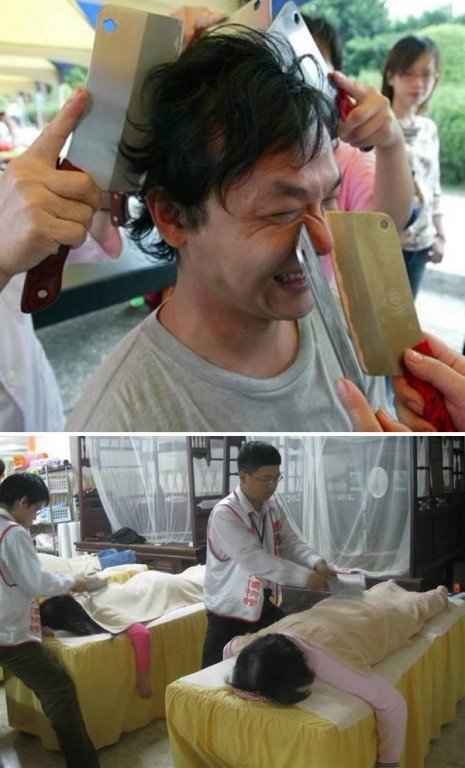 又是一个够胆才能享受的按摩。在台湾，刀疗是一种非常传统的按摩，通过切切剁剁让身体内循环通畅起来。