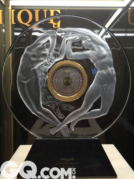 帕玛强尼联手Lalique推出两款以日夜为主题的座钟，太阳座钟灵感源自于盖亚神话，Serpent座钟再现了塞姬的故事。Tonda 1950镂空表款是向简练超薄的致敬之作。