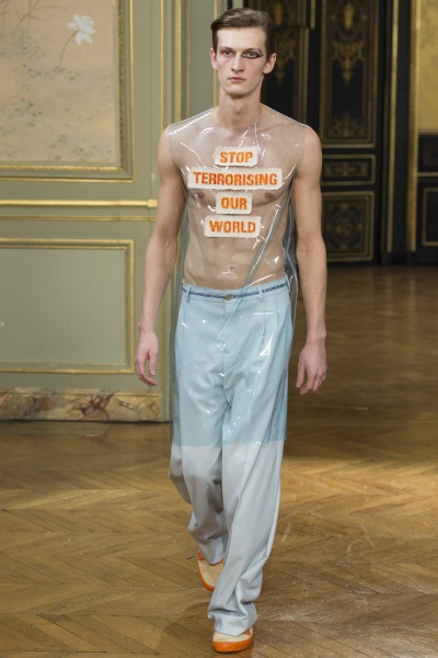 Walter Van Beirendonck秀场这件印在透明罩衫上的标语翻译为“停止恐吓我们的世界”。作为巴黎首日的品牌秀场，不得不让人联想到也许与近日的查理周刊事件有关。