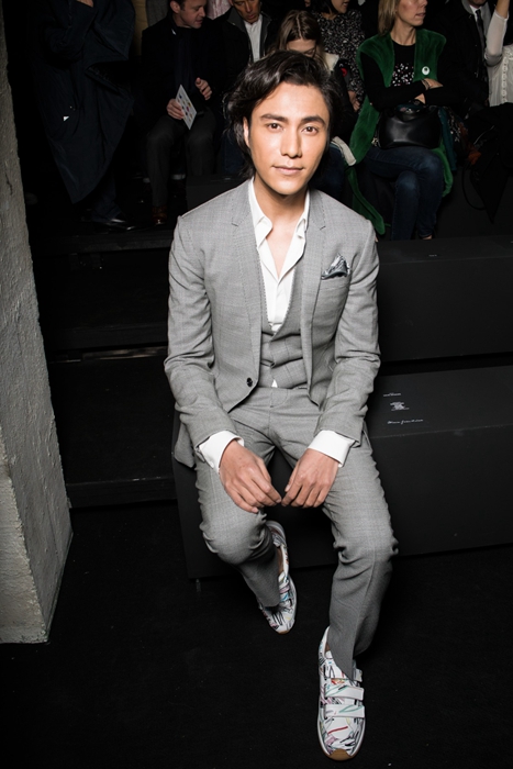 著名影星陈坤亮相Dior Homme Winter 2015秀场近照。