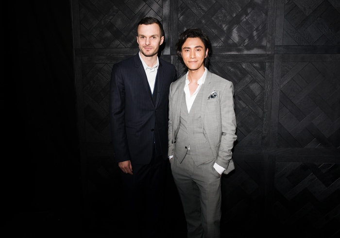 著名影星陈坤与Dior Homme创意总监克里斯·凡·纳什 (Kris Van Assche) 合影。