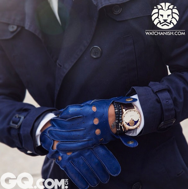arnoldandson的月相腕表和深蓝色手套与风衣搭配在一起，最浪漫的月相功能也变得最抢眼。