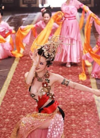 剧中李依晓饰演的妲己，被评最妖艳妲己，妖娆姿势相当撩人。
