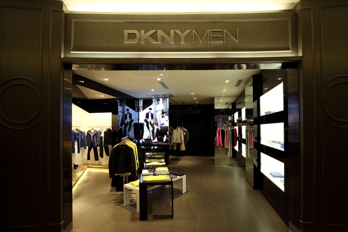 DKNY作为体现无限活力和纽约精神的时尚品牌，在北京设立的首家男装专卖店于2月7日盛大开幕。DKNY男装专卖店位于西单北大街的老佛爷百货，为北京的都市地标带来纽约的时尚氛围。