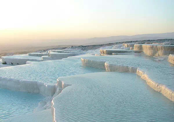棉花堡这个名字略带萌感。这个位于土耳其西南部的梯田形的地方看起来似乎白雪皑皑,实际上这是矿床经过多年的温泉作用而形成。如果可以来这里做个SPA，绝对是顶级享受。