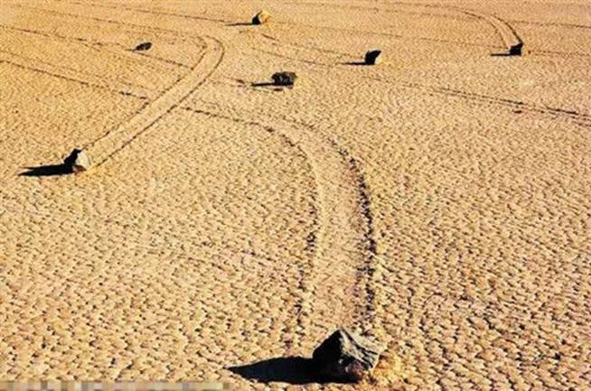 在美国加州沙漠你能够看到移动的石头。在加州死谷中的滑石在“漫步”时还留下了一道明显的痕迹，形成了有趣的景象。