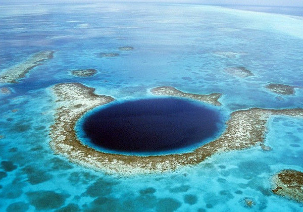 大蓝洞直径有1000英尺,400英尺深,看起来如同地表的黑洞一般，但是不是真的能够吸进去。这里被认为是世界上最好的深水潜水地之一。