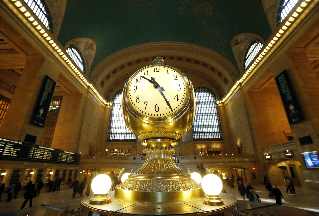 中央车站——美国纽约纽约中央火车站（Grand Central Terminal），位于美国曼哈顿中心，始建于1903年，1913年2月2日正式启用。该车站是由美国铁路之王范德比尔特家族建造，是纽约著名的地标性建筑，也是一座公共艺术馆。它是世界上最大，美国最繁忙的火车站，同时它还是纽约铁路与地铁的交通中枢。
