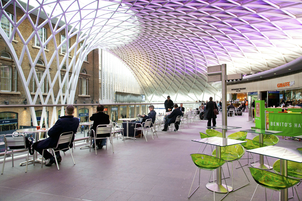国王十字车站——英国伦敦为迎接2012伦敦奥运重新设计改造的国王十字车站。JohnMcAslan为西大厅设计了一个跨度150米、覆盖整个半圆形西大厅的白色网格顶篷，这几乎是欧洲最大的单跨车站结构。
