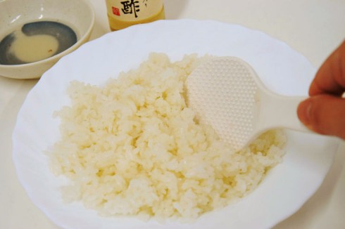 要做寿司，首先要准备醋饭。把砂糖、食盐、醋加入米饭混合均匀。