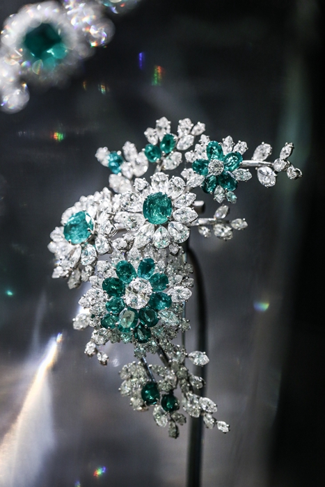 宝格丽祖母绿及钻石花朵造型铂金胸针，是伊丽莎白•泰勒第四任丈夫艾迪•费舍尔送给她的30岁生日礼物。