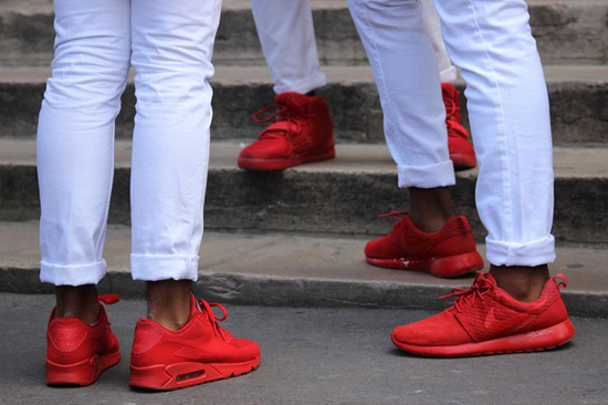 约上哥几个，一起穿上红色的鞋，走在街头，回头率百分百。