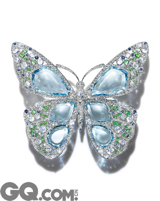 作为全球钻石权威和风格名门，蒂芙尼在此次盛典上以“自然颂”为主题呈现一系列设计灵感源自大自然的高级珠宝杰作，并彰显品牌在钻石和彩色宝石领域的悠久传承。

蒂芙尼的极致匠心工艺和创新精神在自然灵感珠宝设计上得以体现。代表作品之一便是源自蒂芙尼古董珍藏库的奢华蝴蝶胸针。铂金翅翼覆以璀璨钻石，优雅灵动，无限美好翩然而至。
图为：铂金镶嵌海蓝宝石、钻石及彩色宝石蝴蝶胸针，由蒂芙尼设计总监Francesca Amfitheatrof设计