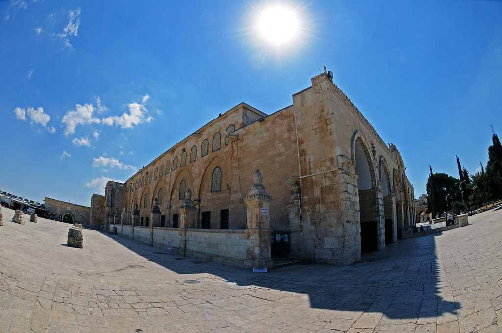 以色列耶路撒冷，旧城中的圆顶清真寺。耶路撒冷古城是亚伯拉罕诸教（犹太教，伊斯兰教与基督教）的圣地，在数千年历史中都有着重要影响。
