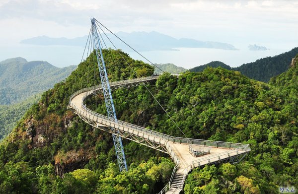 这座长410英尺(125米)弯曲行人斜拉桥位于马来西亚，所处海拔在海平面以上2300英尺(700米)。　　