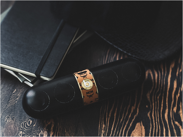 黑色的Pill无线蓝牙音箱，搭配MCM经典印花，低调轻奢设计又方便商务出行，进行电话会议更有腔调。