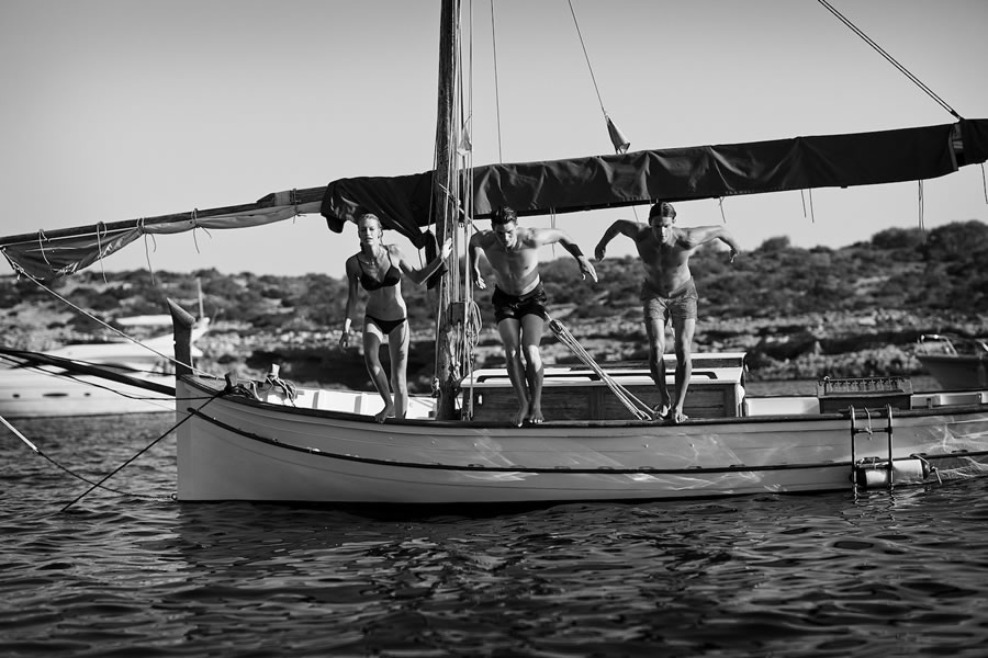 Orlebar Brown在本季用黑白的大片，展示着夏季度假的狂欢。各具特色的泳裤，褪去了色彩，让人更多地关注图案的特别之处。以自然界中的风景或动物作为图案，体现出在度假中与自然融为一体的感觉。
