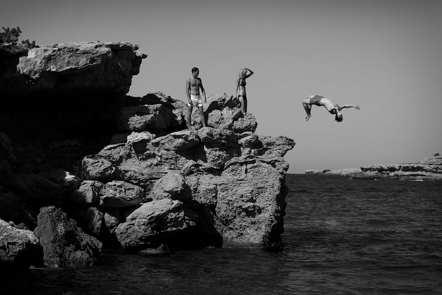 Orlebar Brown在本季用黑白的大片，展示着夏季度假的狂欢。各具特色的泳裤，褪去了色彩，让人更多地关注图案的特别之处。以自然界中的风景或动物作为图案，体现出在度假中与自然融为一体的感觉。