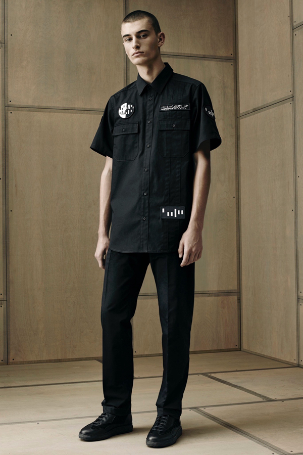 Alexander Wang本季男装的灵感来源于工装与军装，将细节的设计最小化，强调服装的整体效果，设计风格简约。色彩采用黑色、军绿色与棕色，更能保留服装原本的风格。