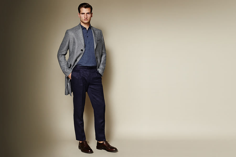 英国高级定制服装品牌Thom Sweeney，专为高端商务男士提供独一无二的、品味高尚的西服。修身的剪裁，体现出男士优雅的身姿，深色系的色彩更具成熟的味道，再搭配马甲，将男士的沉稳气质衬托出来。