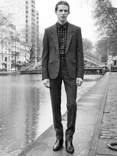 Sandro 2015秋冬男装系列向70年代的西装风格汲取灵感，将合身的剪裁融合古典的单排与双排扣元素，并在材质的选择上，利用舒适的意大利羊毛与高级的羊毛丝质混纺，透过简约的设计与沉稳的用色，赋予经典西服最时髦的视觉呈现。
