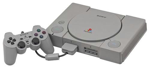 NO.6索尼PlayStation
1994年索尼发布第一代PlayStation，之后视频游戏开始走向游戏市场主流位置。PlayStation的游戏手柄设计出色，各类游戏主机产品都开始模仿PlayStation的游戏手柄，直到今天你还能看到索尼经典的游戏手柄都有PlayStation的影子。
