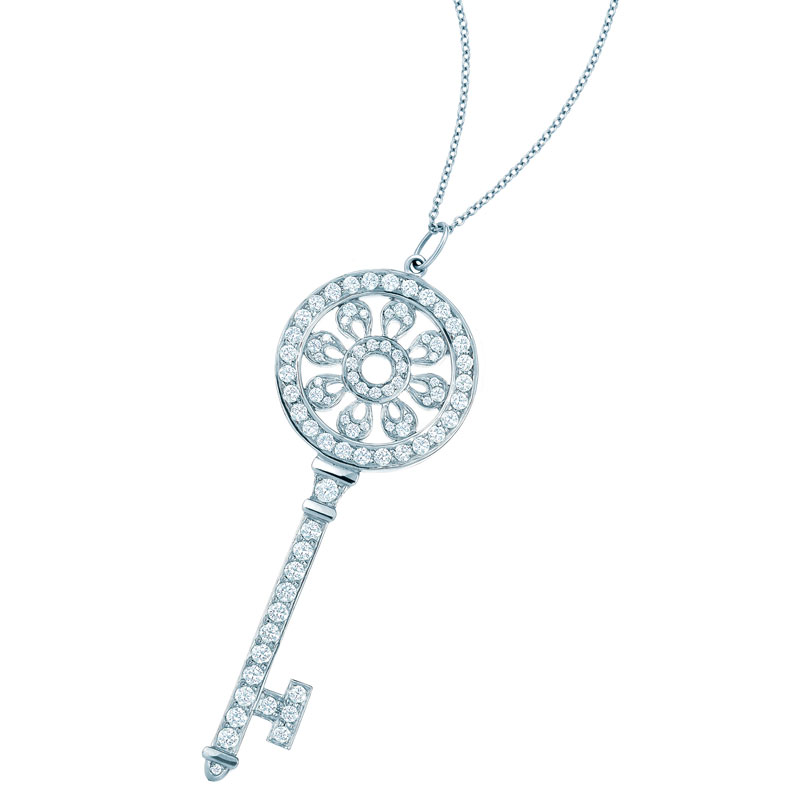 Tiffany Keys花瓣钥匙吊坠绽放纯澈光芒，仿佛在为绚烂多彩的未来照亮方向。