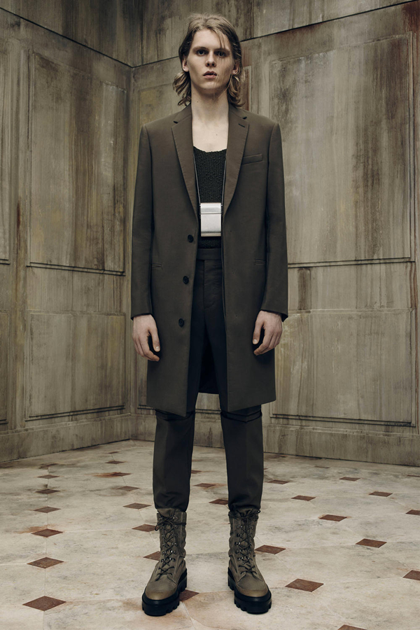 Balenciaga推出的2016春夏男装做工精致、选材精良。外套系列华丽又兼具功能性——防水性、两面穿、多袋的设计。夹克的设计充满时尚感，领口的细节上也精益求精，十分时尚且实穿。