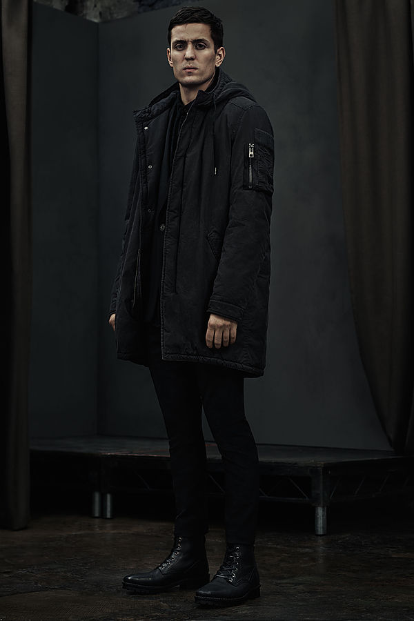 AllSaints本季的服装设计专注于功能性。冬季外套以保暖为主，无论是短款的机车夹克，或者是长款的空军派克大衣，在本季的AllSaints中总能找到满意的。以黑色系为主，深沉而忧郁，军装的设计尽显男士雄风。