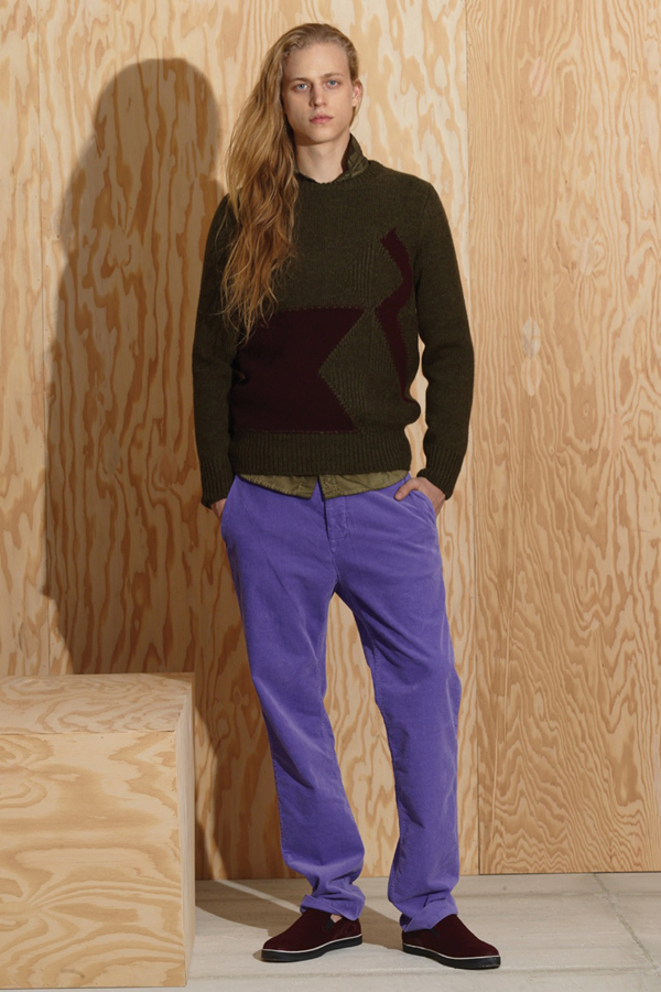 Bottega Veneta推出了2016年早秋男装型录，这一系列男装主要采用单色调的搭配。从军绿、深红，到蓝色，每个颜色都表现出不同的性格。造型独特的夹克衫，适合时尚个性的男士。也有适合暖男的翻领毛衣。