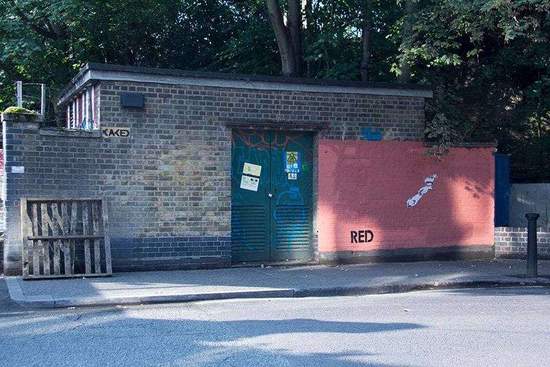 Mobstr可能注意到了这个小变电站红墙的与众不同，有一天在红墙一角写下“RED（红色）”。