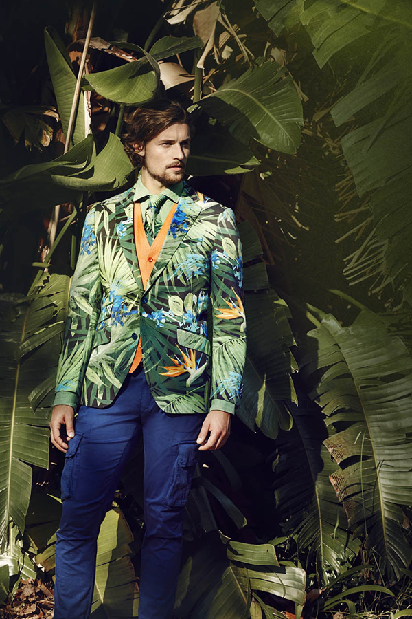 Scapa在2016春季推出了春意盎然的Birds of Paradise系列男装，生机勃勃的印花服装与植物繁茂的环境，交相呼应、融为一体。绿色为主色调，正如绿意渐浓的春季。西装、马甲、领带、丝巾，都被赋予了印花元素，每一件单品都充满生命。