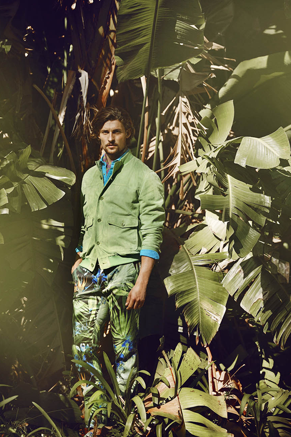 Scapa在2016春季推出了春意盎然的Birds of Paradise系列男装，生机勃勃的印花服装与植物繁茂的环境，交相呼应、融为一体。绿色为主色调，正如绿意渐浓的春季。西装、马甲、领带、丝巾，都被赋予了印花元素，每一件单品都充满生命。