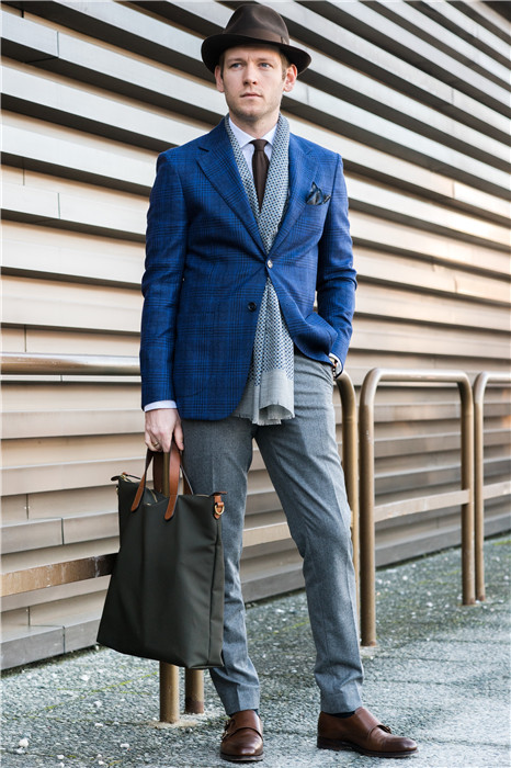 Malius比较喜欢绅士范儿的着装，但为了避免陷入保守沉闷的装扮，他选择了蓝色的tartan jacket来提亮整套look。