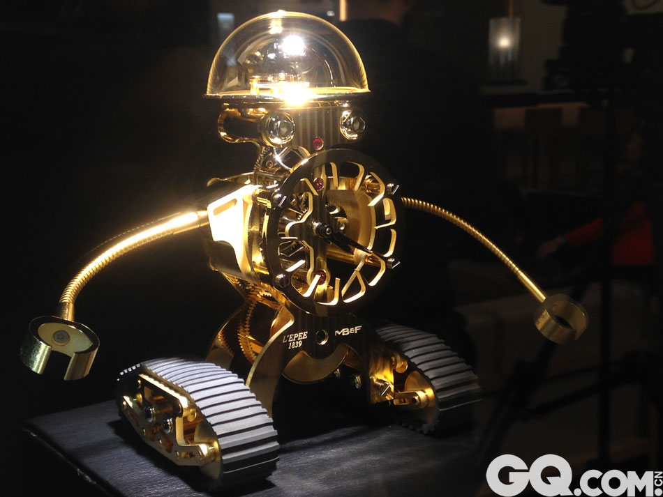 2016日内瓦表展（2016SIHH）上：可爱吗？MB&F天马行空的想象力与传统座钟厂牌L'EPEE结合在一起，就诞生了这么怪诞可爱的机器人座钟，盛惠13800瑞郎
