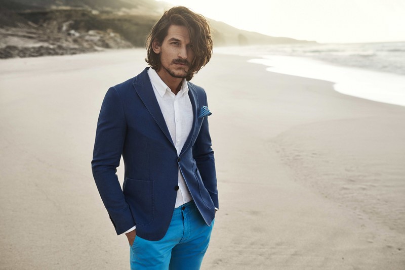 白色的沙滩、翻滚的海浪，波兰品牌Vistula在这样迷人的景色下拍摄了本季男装型录。航海风格的条纹，夏威夷印花T恤搭配红色短裤，经典的蓝色西装，充满了度假的感觉。