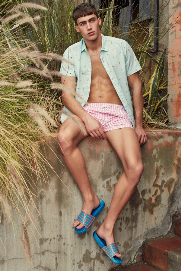 蓝色短裤搭配夏威夷风格印花衬衫，Primark开启了2016广告大片的序幕。热带植物影影绰绰中，色彩丰富、有趣印花的日常休闲装体现着年轻的活力，蓝色与白色为主的色调，正具有夏季的清爽感觉。