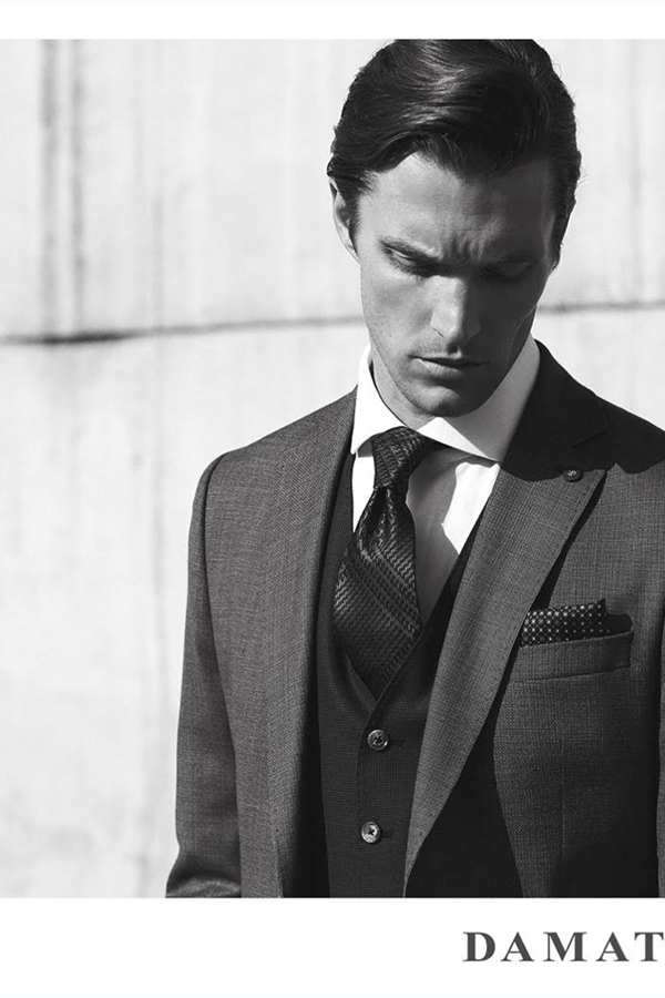 Damat推出了2016春夏男士西装广告大片，南非模特Shaun DeWet棱角分明的面庞，优雅的气质，将西装的品味凸显出来。流畅的线条，精致的线条，在细节处体现着品质。周边搭配的单品还包括口袋方巾、领带、马甲和鞋履。