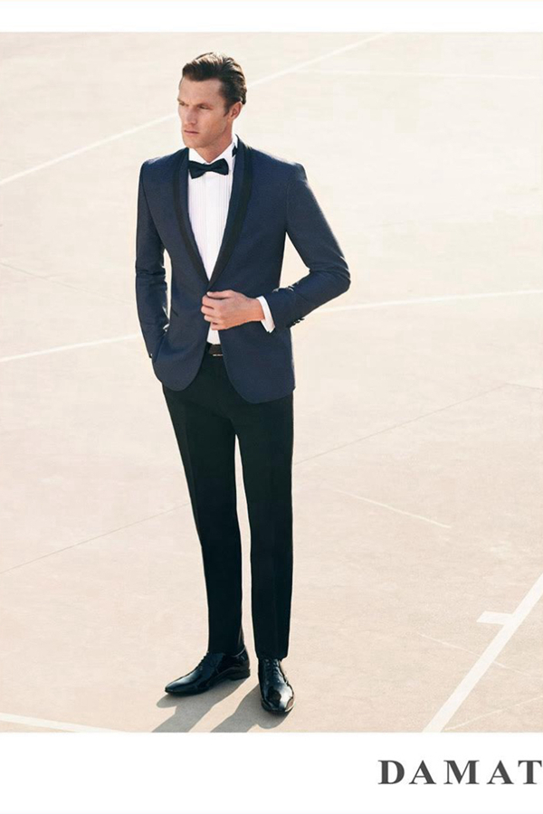 Damat推出了2016春夏男士西装广告大片，南非模特Shaun DeWet棱角分明的面庞，优雅的气质，将西装的品味凸显出来。流畅的线条，精致的线条，在细节处体现着品质。周边搭配的单品还包括口袋方巾、领带、马甲和鞋履。