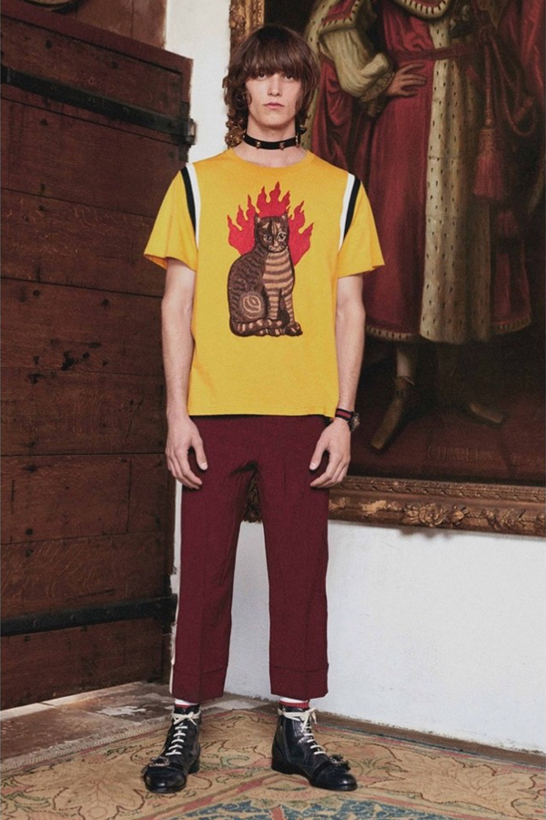 Gucci推出的2017男装型录，与其说是新装发布，不如说是一场艺术展览，给观众一场视觉盛宴。将时尚与艺术融合，迸发出充满魅力的迷人火花。Gucci的创意总监Alessandro Michele说，这一季男装是他的古怪想法的最佳描绘。我们将87张画片分为三个系列，这里是天马行空的针织衫与T恤系列。