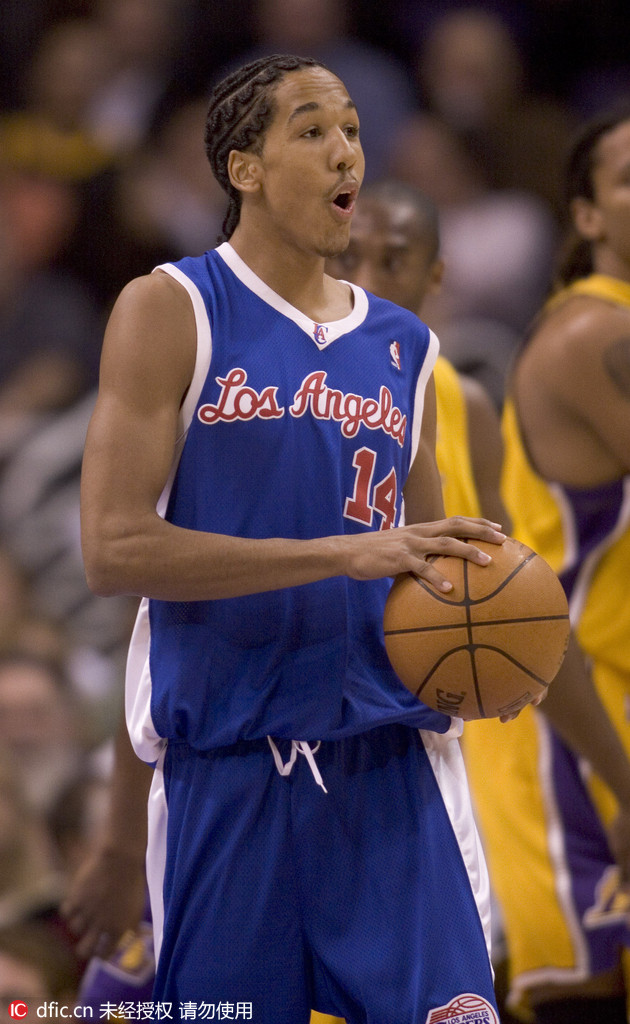 肖恩·利文斯顿：尽管家里并不富裕，父亲还是将利文斯顿送到私立学校享受教育。成为了在全美最火热高中明星球员。2003-04赛季成为伊力诺依斯州篮球先生，2004年入选麦当劳全美最佳阵容，被普拉达杂志评选为全美最佳阵容第一队。2004年NBA选秀大会上首轮第四顺位被洛杉矶快船队选中。   
